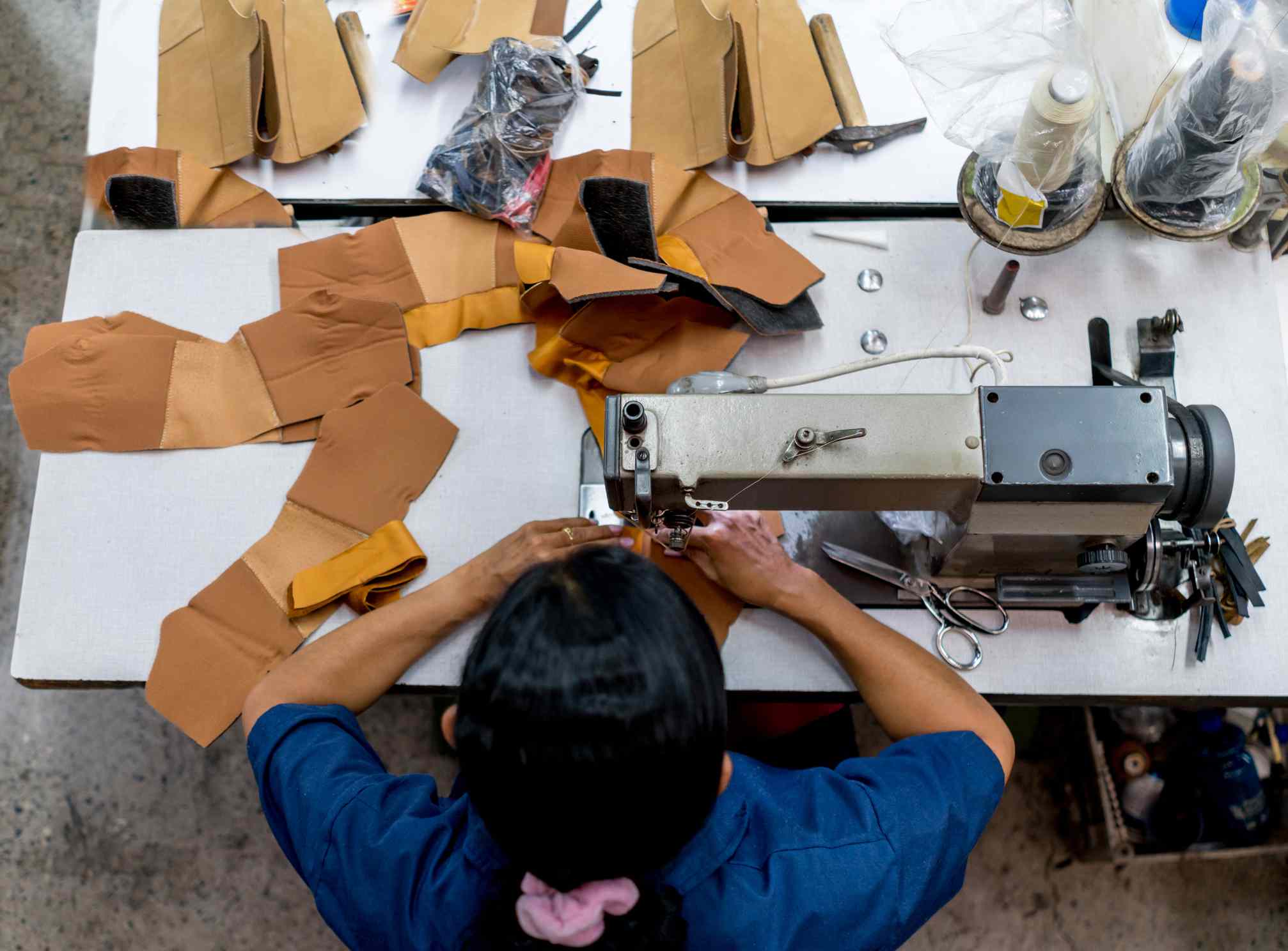 Mujer trabajando en una fábrica de zapatos
