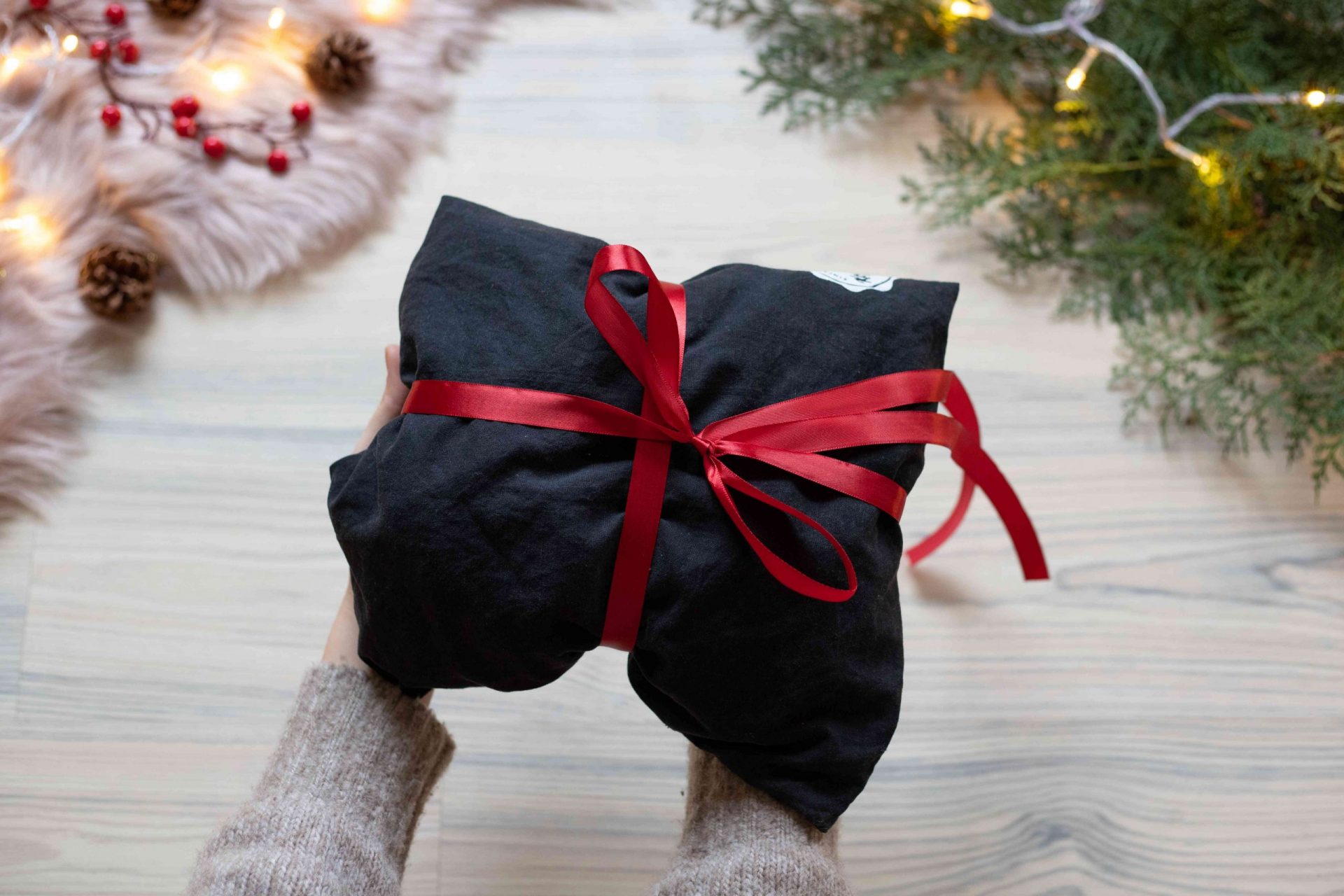 bolsa de productos reutilizada como papel de regalo para la Navidad