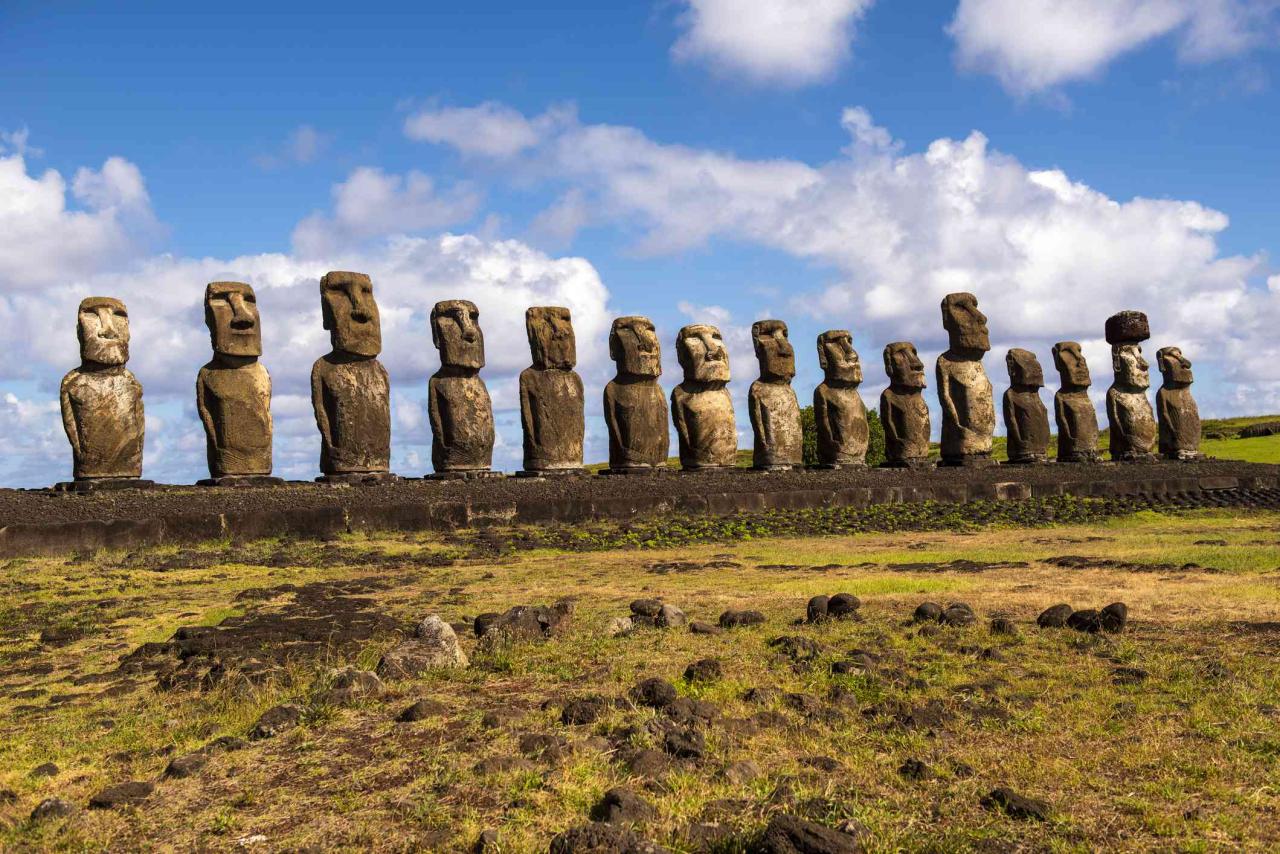 Grupo de estatuas Moai alineadas en la Isla de Pascua