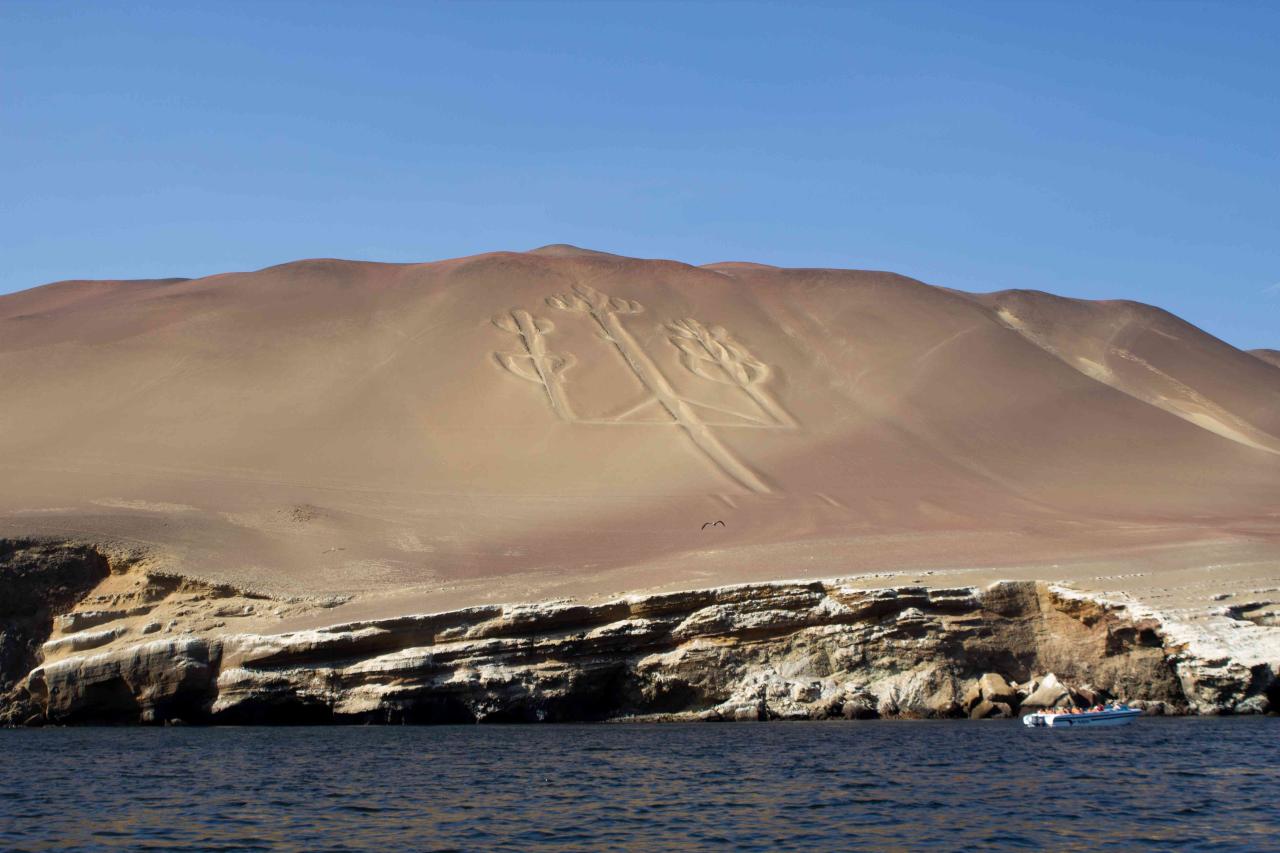 Geoglifo gigante de Nazca tallado en un acantilado costero